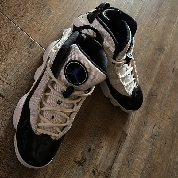 Black and white Jordans - Picture 3 of 4